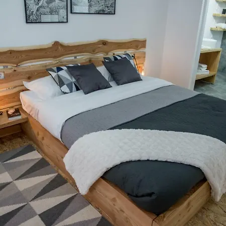 Middlehouse Brašov
